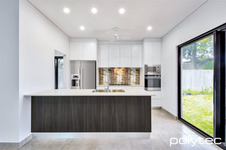polytec KITCHEN - Panels in Bottega Oak Woodmatt, Doors and Drawers in Classic White Matt.