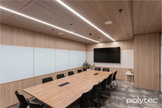 polytec COMMERCIAL & ARCHITECTURAL - Wall and ceiling panels in Maison Oak Ravine, Desk in Notaio Walnut Woodmatt.