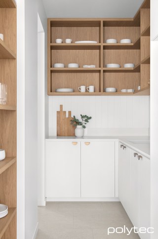polytec KITCHEN - Doors in Blossom White Woodmatt, Shelving in Boston Oak Woodmatt.