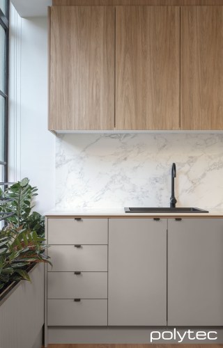 Polytec - Base doors and panels in Stone Grey Matt, Overhead doors in Calcutta 10,  with Prime Oak Woodmatt, Countertop and splashback in Marmo di Monte Smooth.