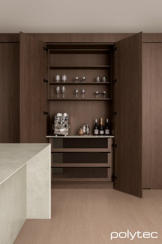 polytec KITCHEN - Doors and panels in Rubra Oak Woodmatt, Horizon drawer fronts in Rubra Oak Woodmatt,  with Clear Glass Insert - Horizon drawer.