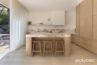 polytec KITCHEN - Doors and panels in Boston Oak Woodmatt, Island bench curves in laminate in Boston Oak Woodmatt.