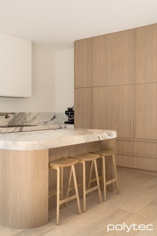 polytec KITCHEN - Doors and panels in Boston Oak Woodmatt, Island bench curves in laminate in Boston Oak Woodmatt.