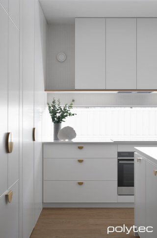 polytec KITCHEN - Thermolaminated Doors & Panels in Chifley,  and Blossom White Smooth, Shelving in Natural Oak Ravine.