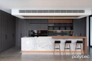 polytec KITCHEN - Doors and panels in Empire Oak Woodmatt, Breakfast bar, upper cabinets and ceiling feature in Florentine Walnut Woodmatt.