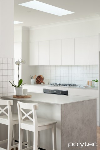 polytec KITCHEN - Doors and panels in Blossom White Venette, Benchtop in Grey Cement Smooth.