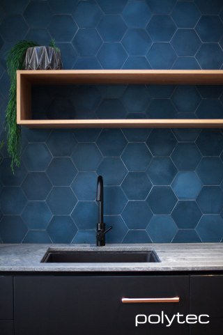 polytec KITCHEN - Doors and panels in Black Venette, Shelving in Tasmanian Oak Woodmatt.