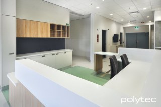 polytec COMMERCIAL & ARCHITECTURAL - Laminate benchtop in Classic White Matt, Doors in Montage Legato, Melamine overhead cupboards in Natural Oak Matt.