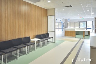 polytec COMMERCIAL & ARCHITECTURAL - Melamine wall and counter panels in Natural Oak Matt, Laminate benchtop in Classic White Matt.