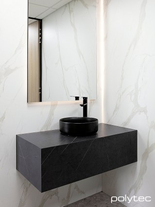 polytec COMPACT LAMINATE - Wall panelling in Calacutta D'oro Smooth, Vanity in Athena Stone Smooth.