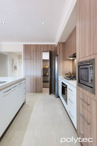 polytec KITCHEN - CREATEC doors in New Ultra White Gloss, Doors and panels in Maison Oak Ravine.
