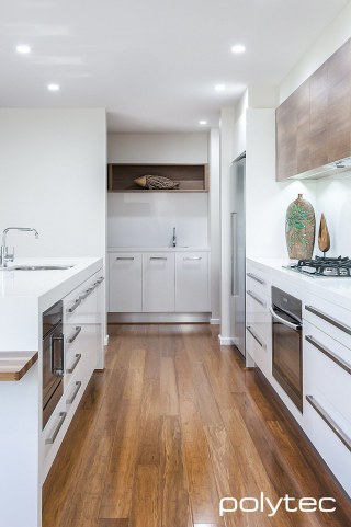 polytec KITCHEN - CREATEC doors and drawers in New Ultra White Gloss, Overhead cupboards in Sepia Oak Ravine.