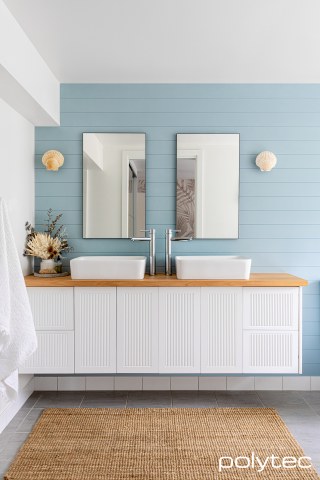 polytec BATHROOM - Thermolaminated doors & panels in Valla,  and Ultra White Matt.